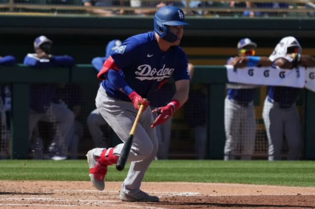 O outfielder dos Dodgers, Ryan Ward, que está recebendo sua primeira convocação para a MLB aos 28 anos, acerta um RBI duplo durante um jogo de treinamento de primavera contra os A's em 8 de março de 2025.