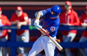 O prospecto do Mets, AJ Ewing, já foi promovido a Triple-A após um início rápido AJ Ewing, do New York Mets, acerta uma bola de beisebol durante o treinamento de primavera.