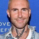Adam Levine, 47, gerou rumores de cirurgia plástica no fim de semana quando chegou à 12ª Cerimônia do Prêmio Revelação em Santa Monica parecendo bastante tenso. (Foto em julho de 2022)