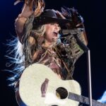 O que Lainey Wilson fez depois que o vento desligou brevemente a Stagecoach