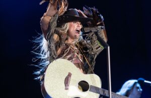 O que Lainey Wilson fez depois que o vento desligou brevemente a Stagecoach O que Lainey Wilson fez depois que o vento desligou brevemente a Stagecoach