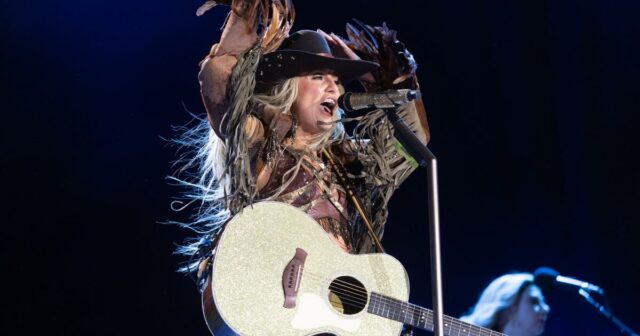 O que Lainey Wilson fez depois que o vento desligou brevemente a Stagecoach
