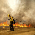 A secretária de Agricultura, Brooke Rollins, ri com o presidente Donald Trump durante um evento para promover o investimento em saúde rural na Sala Leste da Casa Branca, sexta-feira, 16 de janeiro de 2026, em Washington. (Foto AP/Alex Brandon)