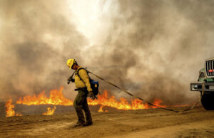 O que diabos Trump fez ao Serviço Florestal? A secretária de Agricultura, Brooke Rollins, ri com o presidente Donald Trump durante um evento para promover o investimento em saúde rural na Sala Leste da Casa Branca, sexta-feira, 16 de janeiro de 2026, em Washington. (Foto AP/Alex Brandon)