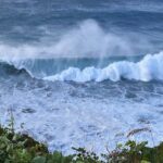 Um homem e uma mulher estão diante de um pôster onde a cidade de Nova York está congelada.