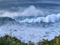 O que é a Circulação Meridional do Atlântico e por que os cientistas estão preocupados com a sua desaceleração? Um homem e uma mulher estão diante de um pôster onde a cidade de Nova York está congelada.