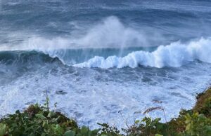 O que é a Circulação Meridional do Atlântico e por que os cientistas estão preocupados com a sua desaceleração? Um homem e uma mulher estão diante de um pôster onde a cidade de Nova York está congelada.