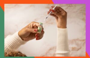 O que é dela e por que milhares de mulheres estão rompendo com salas de espera Uma mão segurando duas pílulas ovais verdes com