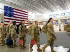 O que está por trás da decisão do exército dos EUA de aumentar a idade de alistamento para 42 anos? soldados exercitam com camisas pretas onde se lê 'ARMY'