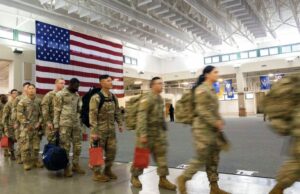 O que está por trás da decisão do exército dos EUA de aumentar a idade de alistamento para 42 anos? soldados exercitam com camisas pretas onde se lê 'ARMY'