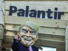 O que está por trás dos esforços da Europa para abandonar o software dos EUA em favor da tecnologia soberana An activist dressed as U.S. President Donald Trump stands in front of a mock Trojan horse