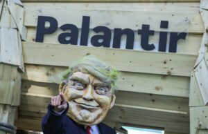 O que está por trás dos esforços da Europa para abandonar o software dos EUA em favor da tecnologia soberana An activist dressed as U.S. President Donald Trump stands in front of a mock Trojan horse