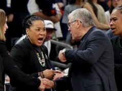 O que foi dito entre o técnico da UConn, Geno Auriemma, e o técnico da USC, Dawn Staley O técnico da Promo UConn, Dan Hurley, orou em um banheiro depois que Insane Elite 8 venceu Duke