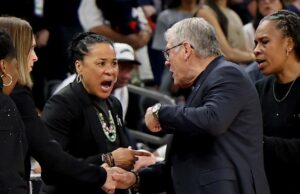 O que foi dito entre o técnico da UConn, Geno Auriemma, e o técnico da USC, Dawn Staley O técnico da Promo UConn, Dan Hurley, orou em um banheiro depois que Insane Elite 8 venceu Duke