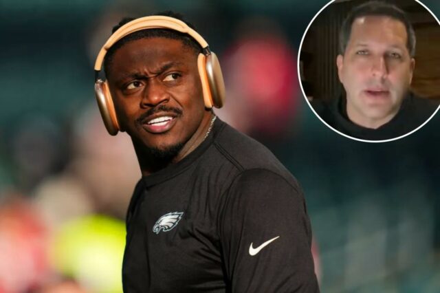 Close de um homem usando fones de ouvido dourados, olhando para a esquerda, com uma expressão séria.