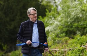 O que poderia ter feito Lord Mandelson falhar na sua verificação de segurança? REBECCA CAMBER investiga Lord Mandelson (foto hoje) foi nomeado embaixador da Grã-Bretanha nos EUA, apesar de ter falhado nas verificações de segurança