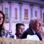 Agentes do Serviço Secreto dos EUA respondem no palco durante o Jantar dos Correspondentes na Casa Branca, sábado, 25 de abril de 2026, em Washington. (Foto AP/Alex Brandon)