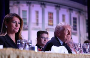 O que sabemos até agora sobre o tiroteio de Donald Trump em um jantar em Washington DC Agentes do Serviço Secreto dos EUA respondem no palco durante o Jantar dos Correspondentes na Casa Branca, sábado, 25 de abril de 2026, em Washington. (Foto AP/Alex Brandon)