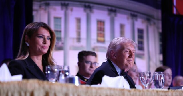 Agentes do Serviço Secreto dos EUA respondem no palco durante o Jantar dos Correspondentes na Casa Branca, sábado, 25 de abril de 2026, em Washington. (Foto AP/Alex Brandon)