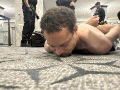 O que saber sobre Cole Allen, suposto atirador do jantar dos correspondentes do WH Agentes e policiais do FBI trabalham fora da residência associada a Cole Tomas Allen, o suspeito do tiroteio no jantar anual da Associação de Correspondentes da Casa Branca em Washington, DC, em Torrance, Califórnia, EUA, 25 de abril de 2026. REUTERS/Daniel Cole