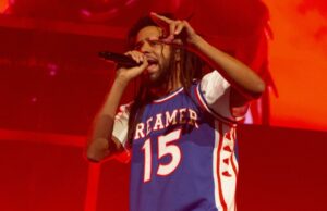 O rapper J Cole assina com o time de basquete chinês, sua terceira passagem como hoopster profissional O rapper J Cole assina com o time de basquete chinês, sua terceira passagem como hoopster profissional