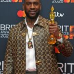 Skepta com seu Brit Award após ganhar o prêmio de Melhor Artista de Dança na cerimônia deste ano