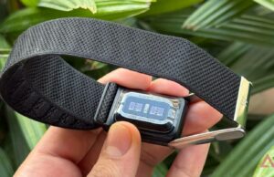 O rastreador de fitness sem tela semelhante ao Whoop da Fitbit é real Fitbit Sense 2 ao lado do Fitbit Charge 6.