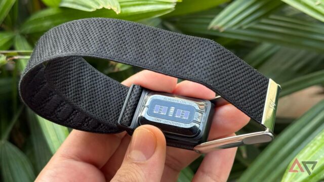 Fitbit Sense 2 ao lado do Fitbit Charge 6.