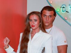 O recém-noivo Venezuela Fury, 16, faz uma exibição apaixonada com o noivo Noah Price, 17, na exibição privada de At Home With The Furys O recém-noivo Venezuela Fury e o noivo Noah Price participaram de uma exibição privada de At Home With The Furys com sua família em Londres no domingo