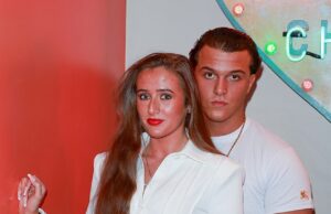 O recém-noivo Venezuela Fury, 16, faz uma exibição apaixonada com o noivo Noah Price, 17, na exibição privada de At Home With The Furys O recém-noivo Venezuela Fury e o noivo Noah Price participaram de uma exibição privada de At Home With The Furys com sua família em Londres no domingo