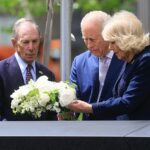 O Rei e a Rainha colocaram um buquê de flores na beira de uma das piscinas do memorial do 11 de setembro