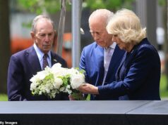 O rei Charles e Camilla lembram as vítimas do 11 de setembro e encontram suas famílias enquanto visitam o memorial em Nova York no terceiro dia da histórica visita de estado aos EUA O Rei e a Rainha colocaram um buquê de flores na beira de uma das piscinas do memorial do 11 de setembro