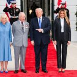 Donald Trump aponta para o rei Charles enquanto eles estão do lado de fora da Casa Branca ao lado da rainha Camilla e Melania Trump – 30 de abril de 2026