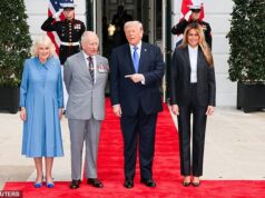 O rei Charles e a rainha Camilla se despediram dos Trump antes de seguirem para a Virgínia após uma visita de estado triunfante Donald Trump aponta para o rei Charles enquanto eles estão do lado de fora da Casa Branca ao lado da rainha Camilla e Melania Trump – 30 de abril de 2026