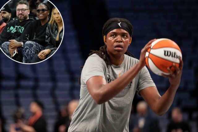 Chris DeMarco, Jonquel Jones (centro) e Betnijah Laney-Hamilton (à direita) do New York Liberty assistem ao jogo entre o Oklahoma City Thunder e o Brooklyn Nets no Barclays Center em 18 de março de 2026.