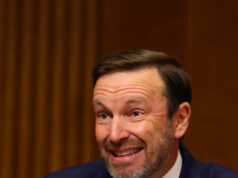 O senador democrata Murphy acusa Trump de ‘tentar acabar’ com a democracia nos EUA O senador democrata Murphy acusa Trump de 'tentar acabar' com a democracia nos EUA