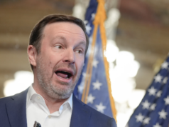 O senador democrata Murphy ataca Trump no exterior e o classifica como parte da ‘destruição democrática’ e das ‘forças do fascismo’ O senador democrata Murphy ataca Trump no exterior e o classifica como parte da 'destruição democrática' e das 'forças do fascismo'