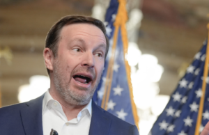O senador democrata Murphy ataca Trump no exterior e o classifica como parte da ‘destruição democrática’ e das ‘forças do fascismo’ O senador democrata Murphy ataca Trump no exterior e o classifica como parte da 'destruição democrática' e das 'forças do fascismo'