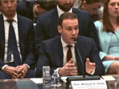 O show individual da CFTC fica estranho no Congresso enquanto os legisladores atacam Selig em apostas esportivas, lacunas de pessoal e alegações de corrupção O presidente da CFTC, Michael Selig, faz testes durante a audiência da Câmara sobre mercados de previsão, regulamentação de apostas esportivas e preocupações com pessoal de agência.