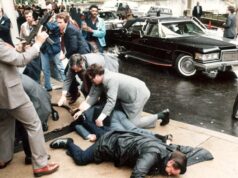 O som de tiros traz ecos misteriosos do tiroteio de Reagan Um assessor de imprensa ferido e um membro do Serviço Secreto estão caídos no local da tentativa de assassinato do presidente Ronald Reagan em 1981.