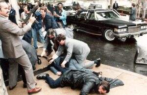 O som de tiros traz ecos misteriosos do tiroteio de Reagan Um assessor de imprensa ferido e um membro do Serviço Secreto estão caídos no local da tentativa de assassinato do presidente Ronald Reagan em 1981.