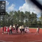 O técnico de softball juvenil da Geórgia ataca rival no monte do arremessador em uma briga capturada em vídeo