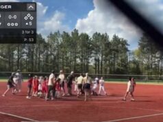 O técnico de softball juvenil da Geórgia ataca rival no monte do arremessador em uma briga capturada em vídeo O técnico de softball juvenil da Geórgia ataca rival no monte do arremessador em uma briga capturada em vídeo