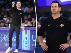 O técnico do Lakers, JJ Redick, amarra tênis Nike customizados para o Mês de Aceitação do Autismo O técnico do Lakers, JJ Redick, amarra tênis Nike customizados para o Mês de Aceitação do Autismo