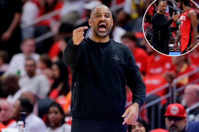 O técnico do Houston Rockets, Ime Udoka, grita e aponta do banco.
