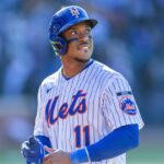 O segunda base do New York Mets, Jorge Polanco (11), reage enquanto caminha de volta para o banco de reservas depois de voar para a final da décima entrada no Citi Field, domingo, 29 de março de 2026,