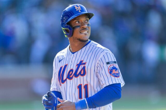 O segunda base do New York Mets, Jorge Polanco (11), reage enquanto caminha de volta para o banco de reservas depois de voar para a final da décima entrada no Citi Field, domingo, 29 de março de 2026,