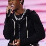 O cantor D4vd, cujo nome verdadeiro é David Anthony Burke, foi acusado de assassinato em primeiro grau, atos obscenos e lascivos com uma pessoa menor de 14 anos e mutilação de um corpo