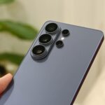 Um telefone sobre uma mesa com a bateria cheia acima da tela.