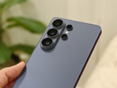 O teto de 5.000 mAh da Samsung está finalmente mostrando sinais de rachadura Um telefone sobre uma mesa com a bateria cheia acima da tela.